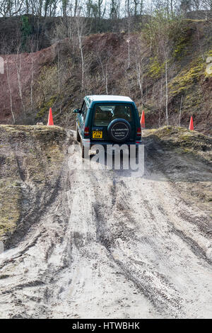 La trazione a quattro ruote motrici di esperienza a Wye Valley e la Foresta di Dean Associazione Turismo membri Whitecliff 4x4 off road. Foto Stock