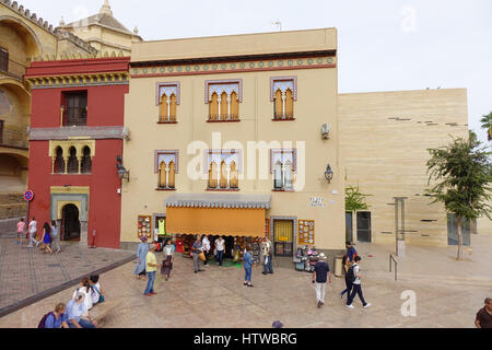 I turisti shopping in e attorno alla moschea di Cordova Foto Stock