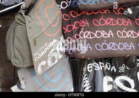 I turisti shopping in e attorno alla moschea di Cordova Foto Stock