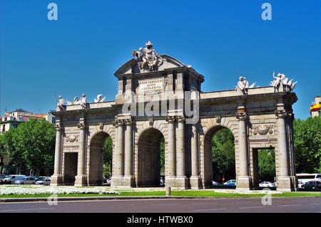 Un monumento porta di Alcala a Madrid, Spagna Foto Stock