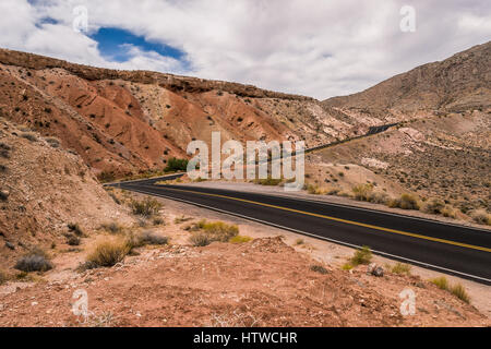 Panoramica strada nel deserto, la Valle del Fuoco del parco statale, Nevada Foto Stock