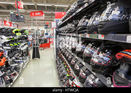 LAPPEENRANTA, Finlandia - CIRCA FEB, 2017: cremagliere con colorati caschi integrali per moto sono in area shop. Il Motonet è una grande catena retai Foto Stock