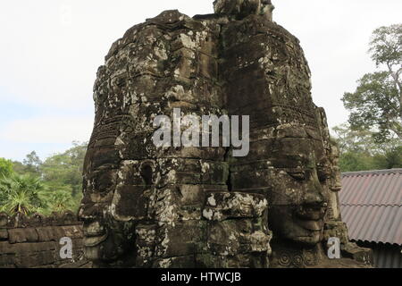 Angkor Thom era l'ultimo, più duratura la città capitale dell Impero Khmer. è in stile bayon. un sacco di facce su 23 m sassoso torri presso le porte della città. Foto Stock