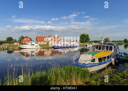 La piccola comunità di Minija sul fiume Minija nel Neman Delta, una destinazione per piacere gite in barca, Minija, della Lituania, dell'Europa orientale, Foto Stock