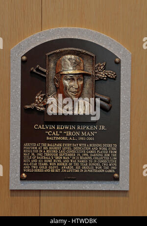 Targa commemorativa per Interbase Cal Ripken, Jr. nella Hall of Fame Gallery, National Baseball Hall of Fame & Museum, Cooperstown, NY, STATI UNITI D'AMERICA. Foto Stock