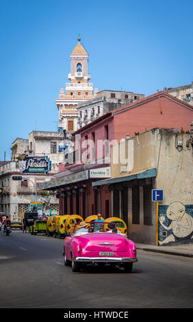 Vintage auto accanto al ristorante Floridita all Avana Vecchia Foto Stock