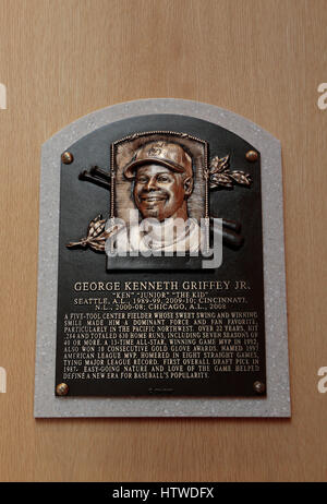 Targa commemorativa per Ken Griffey Jr nella Hall of Fame Gallery, National Baseball Hall of Fame & Museum, Cooperstown, NY, STATI UNITI D'AMERICA. Foto Stock