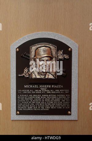 Targa commemorativa per Mike Piazza nella Hall of Fame Gallery, National Baseball Hall of Fame & Museum, Cooperstown, NY, STATI UNITI D'AMERICA. Foto Stock