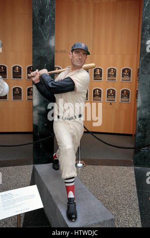 Scultura di Ted Williams all'interno del Baseball Hall of Fame, Cooperstown, NY, Stati Uniti. Foto Stock