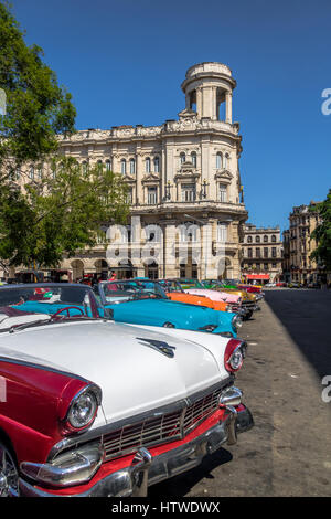 Colorate cubano auto d'epoca di fronte il Museo Nazionale delle Belle Arti - Havana, Cuba Foto Stock