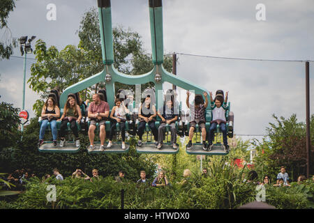 Rush l'aria powered speed swing in Thorpe park Foto Stock