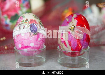Colorate le uova di Pasqua decorate con nastro. Foto Stock
