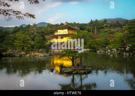 Kinkakuji Temple (il Padiglione Dorato) - Kyoto, Giappone Foto Stock