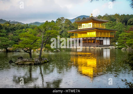 Kinkakuji Temple (il Padiglione Dorato) - Kyoto, Giappone Foto Stock