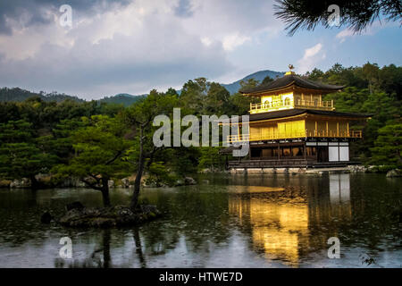 Kinkakuji Temple (il Padiglione Dorato) - Kyoto, Giappone Foto Stock