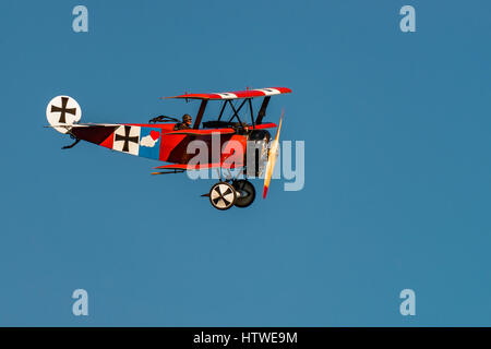 RHINEBECK, NY - 25 settembre 2016: Il Aérodrome Air Show Team eseguire uno spettacolo con la I Guerra Mondiale aereo Fokker Dr-I (Riproduzione) presso Old Rhinebeck Foto Stock