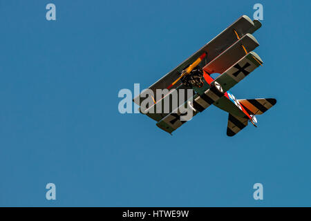 RHINEBECK, NY - 25 settembre 2016: Il Aérodrome Air Show Team eseguire uno spettacolo con la I Guerra Mondiale aereo Fokker Dr-I (Riproduzione) presso Old Rhinebeck Foto Stock