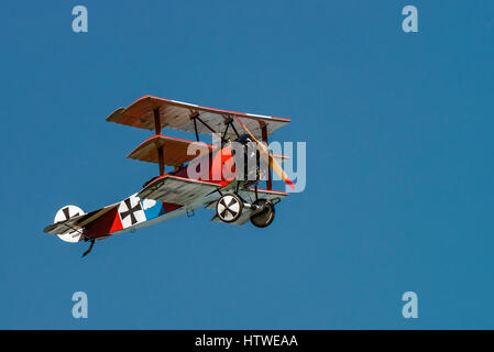 RHINEBECK, NY - 25 settembre 2016: Il Aérodrome Air Show Team eseguire uno spettacolo con la I Guerra Mondiale aereo Fokker Dr-I (Riproduzione) presso Old Rhinebeck Foto Stock