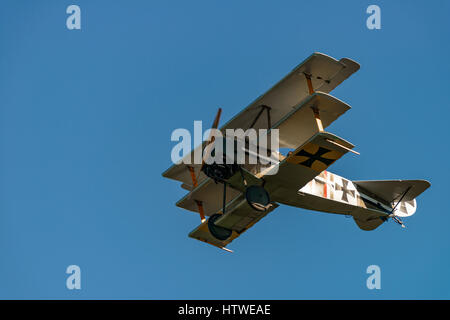 RHINEBECK, NY - 25 settembre 2016: Il Aérodrome Air Show Team eseguire uno spettacolo con la I Guerra Mondiale aereo Fokker Dr-I (Riproduzione) presso Old Rhinebeck Foto Stock