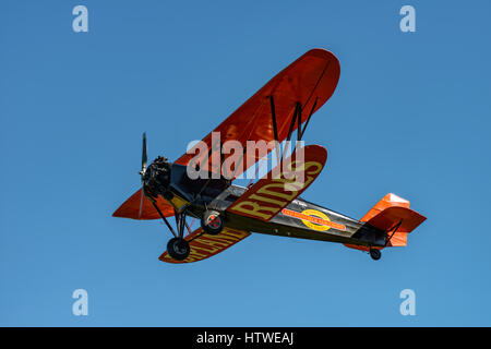 RHINEBECK, NY - 25 settembre 2016: Il Aérodrome Air Show Team eseguire uno spettacolo con la Golden Age piano nuovo standard D-25 (originale) presso Old Rhinebeck Foto Stock