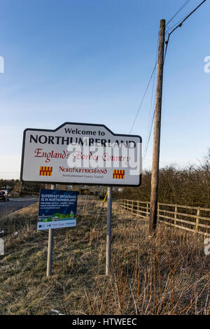 Alta velocità a banda larga rurale segno attaccato ad un benvenuto a Northumberland Inghilterra la contea di frontiera segno. Foto Stock