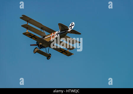 RHINEBECK, NY - 25 settembre 2016: Il Aérodrome Air Show Team eseguire uno spettacolo con la I Guerra Mondiale aereo Fokker Dr-I (Riproduzione) presso Old Rhinebeck Foto Stock
