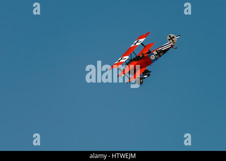 RHINEBECK, NY - 25 settembre 2016: Il Aérodrome Air Show Team eseguire uno spettacolo con la I Guerra Mondiale aereo Fokker Dr-I (Riproduzione) presso Old Rhinebeck Foto Stock