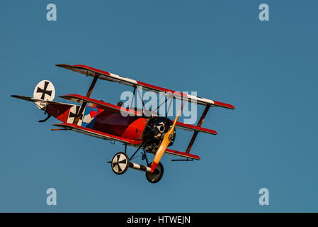 RHINEBECK, NY - 25 settembre 2016: Il Aérodrome Air Show Team eseguire uno spettacolo con la I Guerra Mondiale aereo Fokker Dr-I (Riproduzione) presso Old Rhinebeck Foto Stock