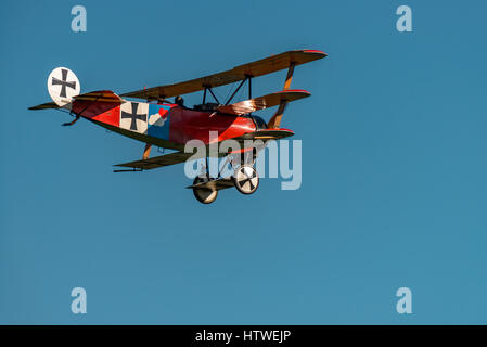 RHINEBECK, NY - 25 settembre 2016: Il Aérodrome Air Show Team eseguire uno spettacolo con la I Guerra Mondiale aereo Fokker Dr-I (Riproduzione) presso Old Rhinebeck Foto Stock