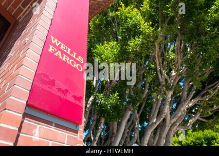 Digital Signage per la Wells Fargo Bank filiale in Cow Hollow quartiere di San Francisco, California, 28 agosto 2016. Foto Stock
