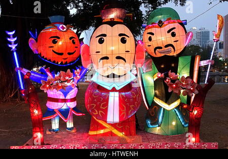 KAOHSIUNG, Taiwan -- Febbraio 3, 2017: lanterne colorate per celebrare l anno cinese del gallo sono sul display lungo le rive del fiume dell'amore Foto Stock