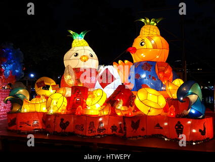 KAOHSIUNG, Taiwan -- Febbraio 3, 2017: lanterna colorata per celebrare l anno cinese del gallo sono sul display lungo le rive del fiume dell'amore Foto Stock