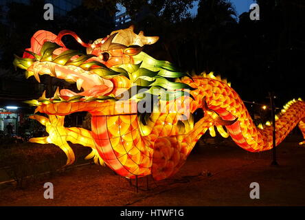 KAOHSIUNG, Taiwan -- Febbraio 3, 2017: lanterna colorata per celebrare l anno cinese del gallo sono sul display lungo le rive del fiume dell'amore Foto Stock