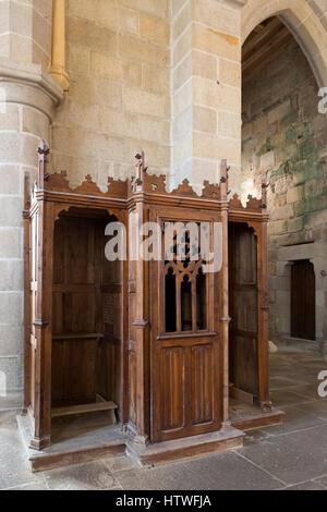 Il confessionale all'interno della Parrocchiale di Notre-dame de Plouguiel, Francia-- l'architetto della chiesa fu Alphonse Guepin e la chiesa è stata costruita da Foto Stock