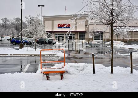 Costco Wholesale negozio di fronte durante la tempesta di neve Stella Foto Stock