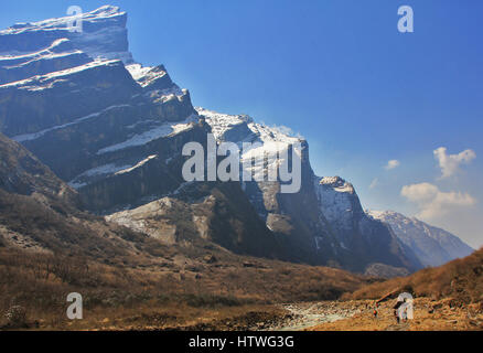 Himalaya paesaggio di montagna, sul modo di Machapuchare base camp (MBC), Annapurna Sanctaury percorso di trekking, Nepal Foto Stock