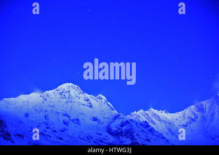 Prima del Sunrise da Annapurna base camp (ABC) , Trekking sul Sentiero di montagna. Sport ragazza con zaino viaggi in Himalaya. Nepal Trek per un Foto Stock