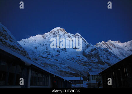 Prima del Sunrise da Annapurna base camp (ABC) , Trekking sul Sentiero di montagna. Sport ragazza con zaino viaggi in Himalaya. Nepal Trek per un Foto Stock