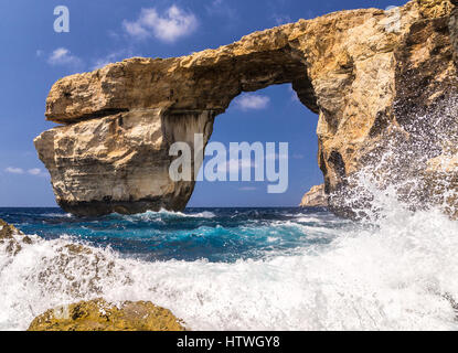 Azure Window - awesome Gozo, Malta la formazione rocciosa, crollato a causa di erosione in marzo 2017. La formazione rocciosa perduta per sempre. Foto Stock