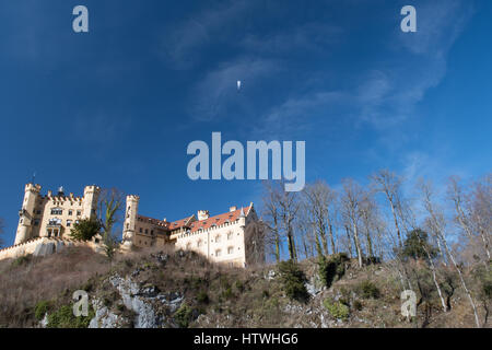 Castello sulla collina con parapendio parapendio nel cielo sopra - Hohenschwangau Caslte Foto Stock