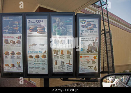 Menu al drive thru presso un ristorante McDonald's Foto Stock