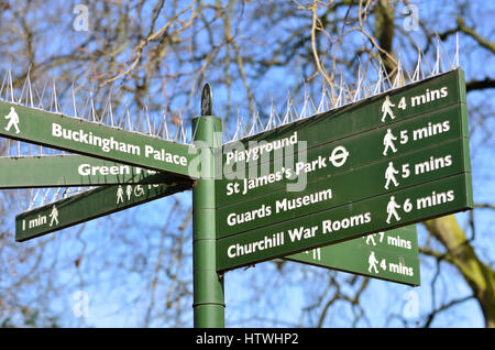 Londra, Regno Unito. Cartello in St James Park mostra dirstions per attrazioni turistiche - con anti piccioni picchi. Foto Stock