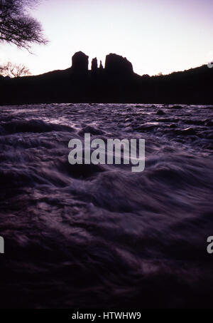 Flusso impetuoso e le formazioni rocciose a Sedona, in Arizona. Foto Stock