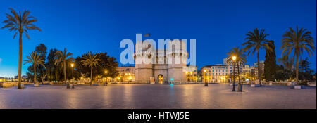 Vista panoramica del punto di riferimento della città gotica gates Torres de Serrano di Valencia Spagna Foto Stock