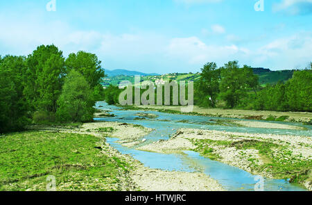 Le verdi sponde del Fiume poco profondo fiume Taro in Emilia Romagna, vicino a Parma, Italia. Foto Stock