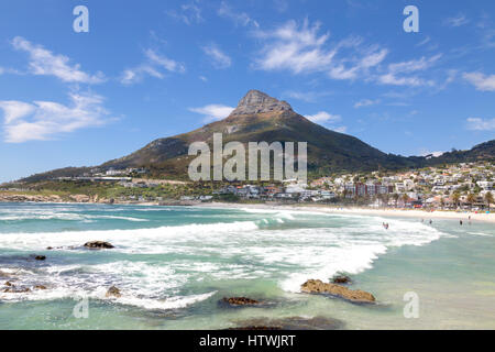 Città del Capo Camps Bay Beach South Africa - con i Lions Head mountain, Sud Africa Foto Stock
