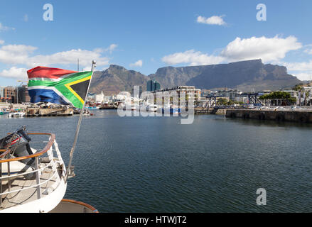 Lungomare di Città del Capo, con Table Mountain, e bandiera sudafricana, Città del Capo Sud Africa Foto Stock