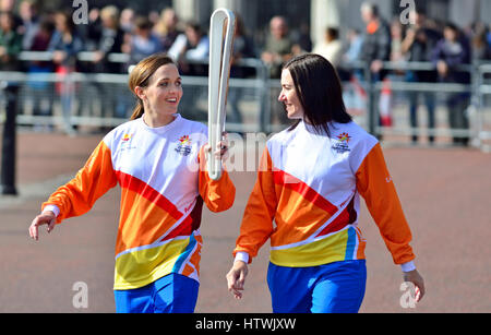 Londra, Regno Unito. Inizio della regina dei Giochi del Commonwealth di Baton relè, a Buckingham Palace, 13 marzo 2017. Victoria Pendleton e Anna Mears Foto Stock