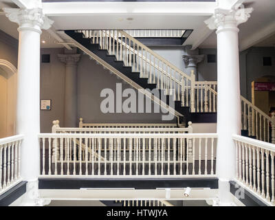 Scale e atrio nel Museo Peranakan di Singapore. Foto Stock