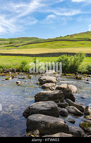 Boulder ponte sopra il fiume Duddon Cumbria Foto Stock